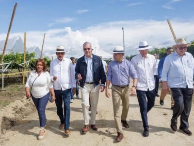 Abinader visita proyecto de uvas sin semillas en San Juan: innovación agrícola desde la UFHEC