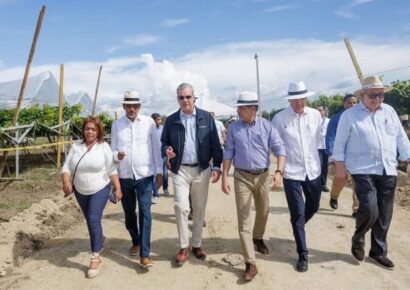 Abinader visita proyecto de uvas sin semillas en San Juan: innovación agrícola desde la UFHEC