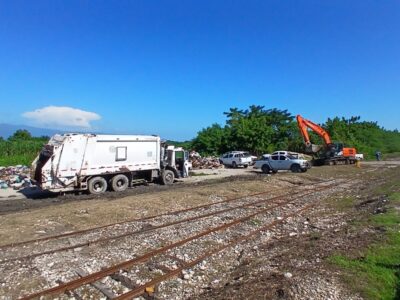 Conflicto por vertido de basura en terrenos cañeros provoca retención de camión del Ayuntamiento de Barahona