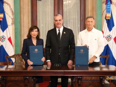 Abinader y gobernadora de Nueva York firman acuerdo para fortalecer cooperación bilateral