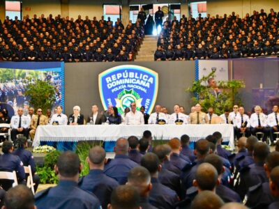 Presidente Abinader encabeza la investidura de más de 2 mil agentes policiales