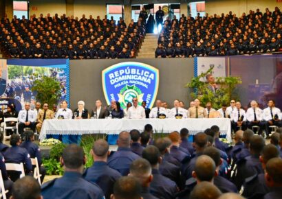 Presidente Abinader encabeza la investidura de más de 2 mil agentes policiales