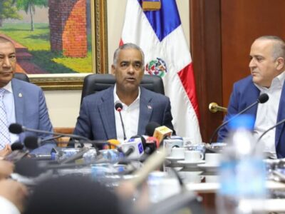 Ministro Joel Santos impulsa reforma de la Ley Eléctrica para modernizar el sector energético