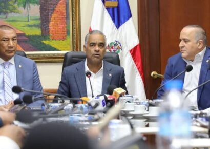 Ministro Joel Santos impulsa reforma de la Ley Eléctrica para modernizar el sector energético