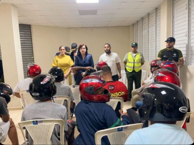 Interior y Policía entrega cascos a motoconchistas y refuerza seguridad en Las Palomas