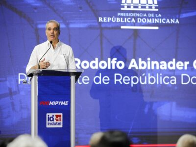 Abinader encabeza entrega de RD$150 millones en créditos para 630 mipymes en DN; Indotel impulsa programa de alfabetización digital