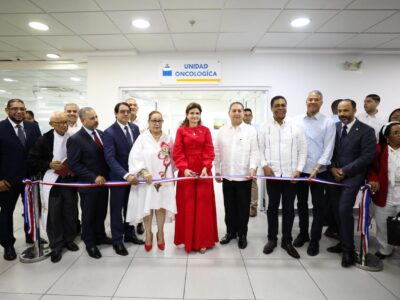 Raquel Peña inicia entrega del Bono Navideño 2025 en el Cibao y moderniza área de Oncología del Hospital José María Cabral y Báez