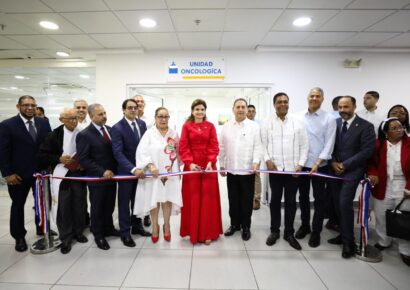 Raquel Peña inicia entrega del Bono Navideño 2025 en el Cibao y moderniza área de Oncología del Hospital José María Cabral y Báez