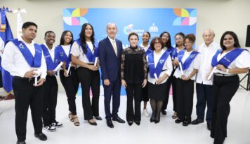 Carolina y MESCyT gradúan a 41 estudiantes del Inglés por Inmersión en Centro Futuro