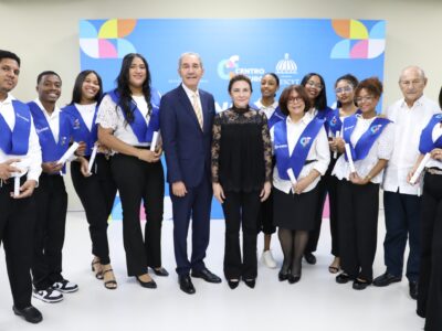 Carolina y MESCyT gradúan a 41 estudiantes del Inglés por Inmersión en Centro Futuro