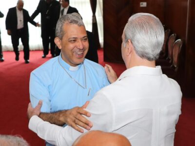 Abinader pide a obispos mantenerlo en sus oraciones para fortalecer su labor