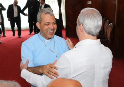 Abinader pide a obispos mantenerlo en sus oraciones para fortalecer su labor