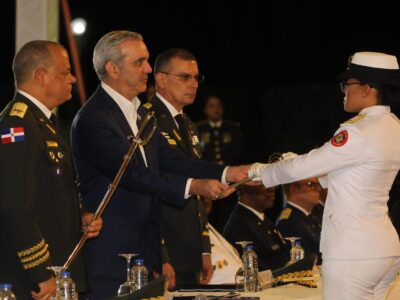 Abinader encabeza graduación de 50 nuevos oficiales de la Academia Militar