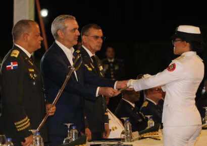 Abinader encabeza graduación de 50 nuevos oficiales de la Academia Militar