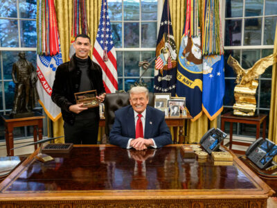 Ronaldo acapara miradas en Washington tras recibir la llave de oro de manos de Donald Trump