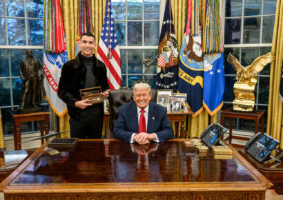 Ronaldo acapara miradas en Washington tras recibir la llave de oro de manos de Donald Trump