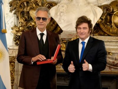 Javier Milei condecora a Andrea Bocelli con la Orden de Mayo en la Casa Rosada
