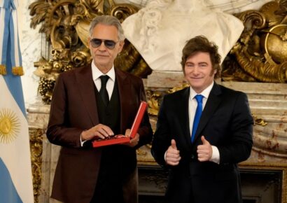 Javier Milei condecora a Andrea Bocelli con la Orden de Mayo en la Casa Rosada