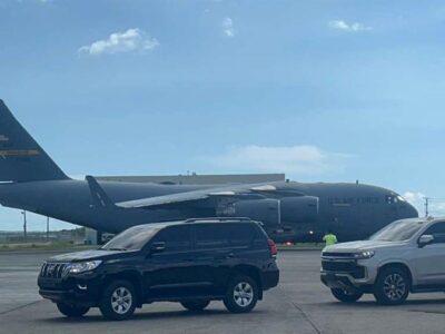 Un Boeing C-17 aterriza en el AILA tras la llegada del secretario de Defensa de EE. UU.