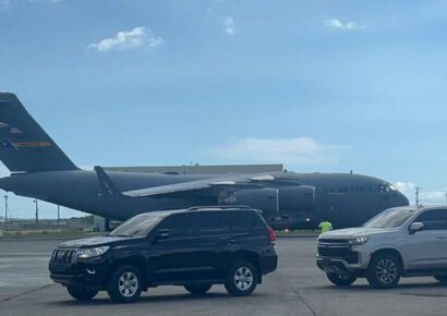 Un Boeing C-17 aterriza en el AILA tras la llegada del secretario de Defensa de EE. UU.