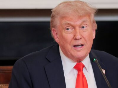 Trump llama «estúpida» a periodista en medio de polémica por tiroteo