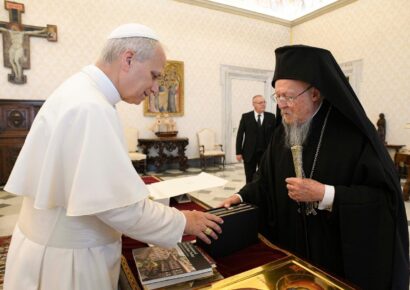 Papa León XIV y Bartolomé I firman declaración conjunta por la paz en Estambul