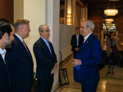 Abinader impulsa alianza estratégica en semiconductores durante visita a San José