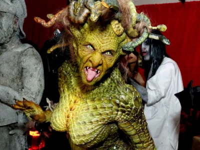 Heidi Klum deslumbra como Medusa en su tradicional fiesta de Halloween