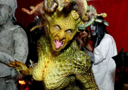 Heidi Klum deslumbra como Medusa en su tradicional fiesta de Halloween