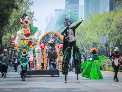 México celebra Día de Muertos con desfile masivo en CDMX