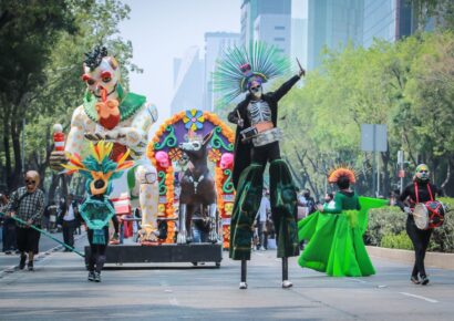 México celebra Día de Muertos con desfile masivo en CDMX