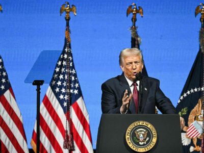 Trump afirma que bombardeos contra “carteles terroristas” no se limitan a Venezuela