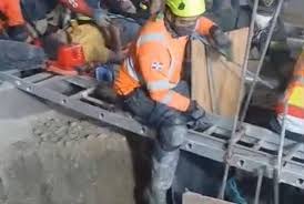Rescatan con vida a dos obreros tras colapso en fábrica de Cemento Cibao