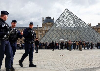 Suben a cuatro los inculpados por el robo de las joyas del Louvre