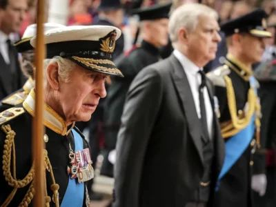 El rey Carlos III formalizó el retiro del título de príncipe a su hermano Andrés