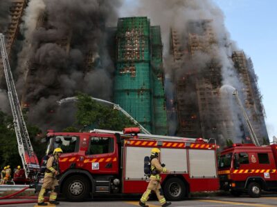 Al menos 4 muertos y varios heridos en un incendio que arrasa una urbanización de Hong Kong