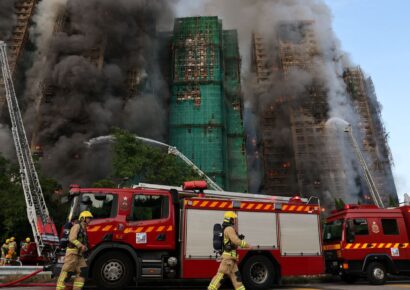 Al menos 4 muertos y varios heridos en un incendio que arrasa una urbanización de Hong Kong