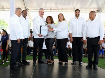 Presidente Abinader entrega 1,445 títulos de propiedad en San Cristóbal