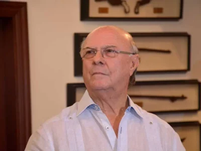 Hipólito Mejía expresa condolencias a Leonel Fernández por fallecimiento de su tía