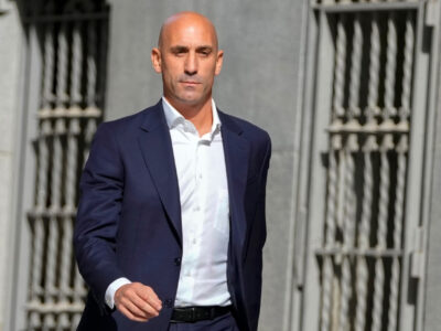 Luis Rubiales atacado con huevos por su propio tío en presentación de su libro