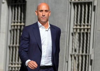 Luis Rubiales atacado con huevos por su propio tío en presentación de su libro
