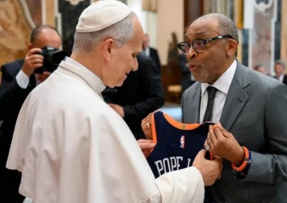 Spike Lee regala camiseta de los Knicks al papa León XIV en encuentro con cineastas