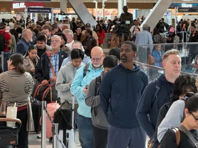 Miles de pasajeros varados en EE.UU. por cancelaciones de vuelos durante el cierre del gobierno