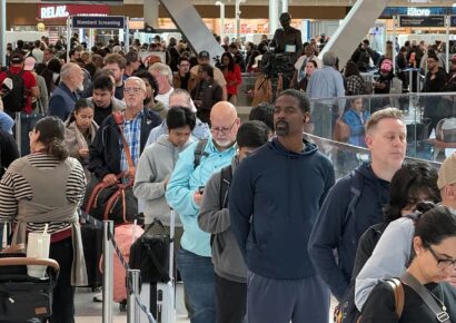 Miles de pasajeros varados en EE.UU. por cancelaciones de vuelos durante el cierre del gobierno