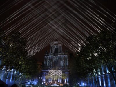 París rinde homenaje a las víctimas del 13N con campanas y rock