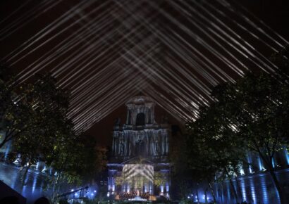 París rinde homenaje a las víctimas del 13N con campanas y rock