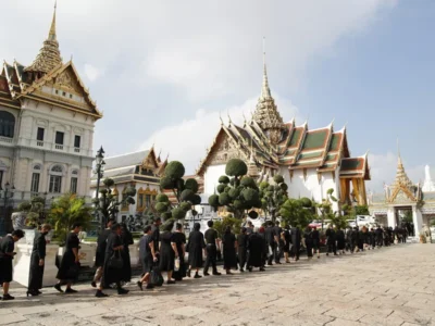 Tailandia despide a la reina madre Sirikit con un multitudinario homenaje en el Gran Palacio de Bangkok