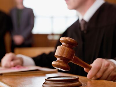 Cuando los Jueces Emiten Sentencias de Espaldas a la Gente y la Constitución