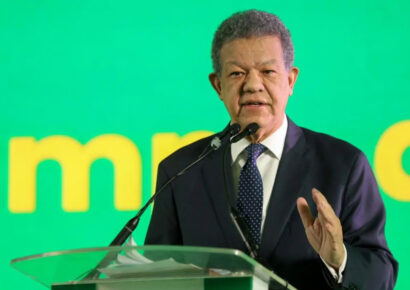 Leonel Fernández asiste a la ordenación del primer obispo de la Diócesis Stella Maris