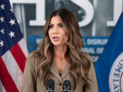 Kristi Noem pide prohibición total de viajes desde países señalados como origen de “invasores extranjeros”